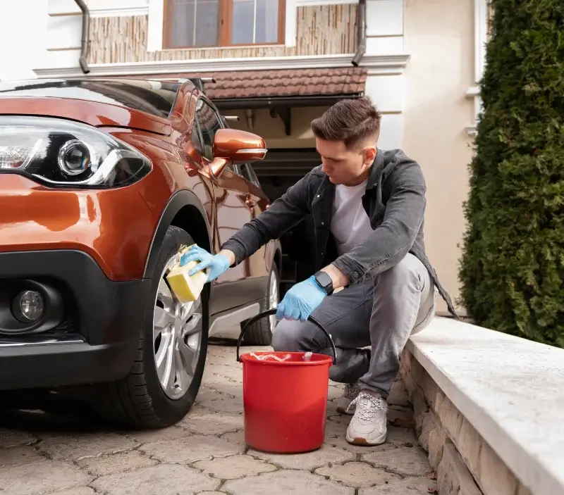 Lavage auto à domicile Les Aix-d'Angillon : professionnel intervenant sur un véhicule